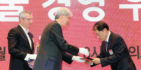 현대자동차는 지난 1일 서울 여의도 글래드 호텔에서 열린 '탄소경영 섹터 아너스' 시상식에서 최고등급을 획득했다. 폴 디킨슨 CDP 영국본부 회장과 장지인 CDP 한국위원회 위원장이 김선섭 현대차 상무에게 상을 전달하는 모습. 현대자동차 제공